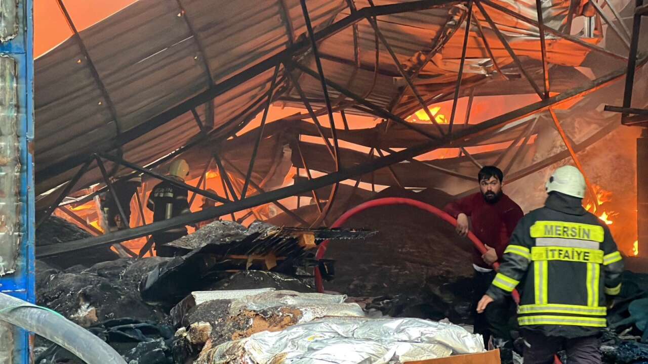 Geri dönüşüm fabrikasında yangın! Çok sayıda ekip sevk edildi 1